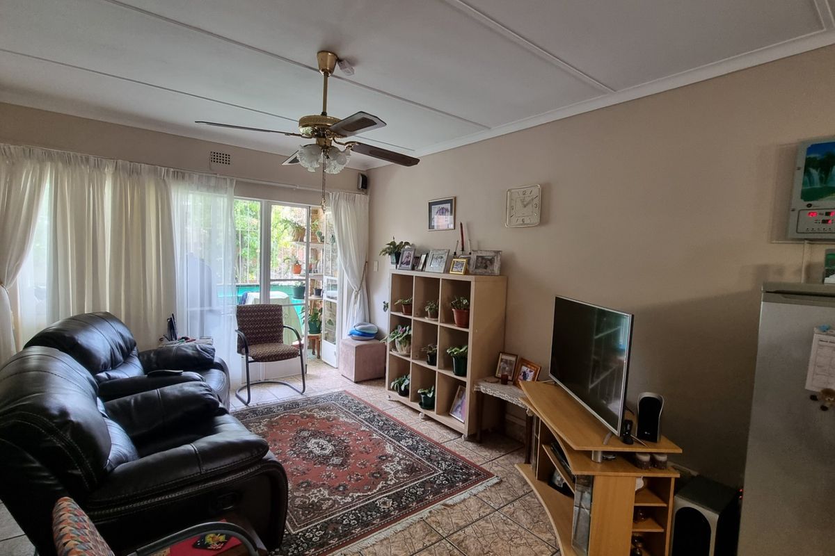 Very neat apartment for sale in secure complex in Sasolburg. - Photo 2