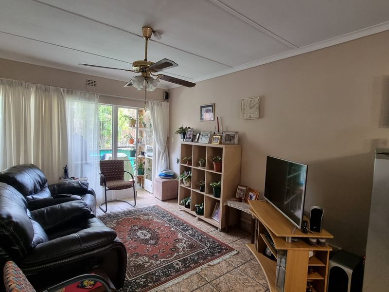 Very neat apartment for sale in secure complex in Sasolburg. - Photo 2