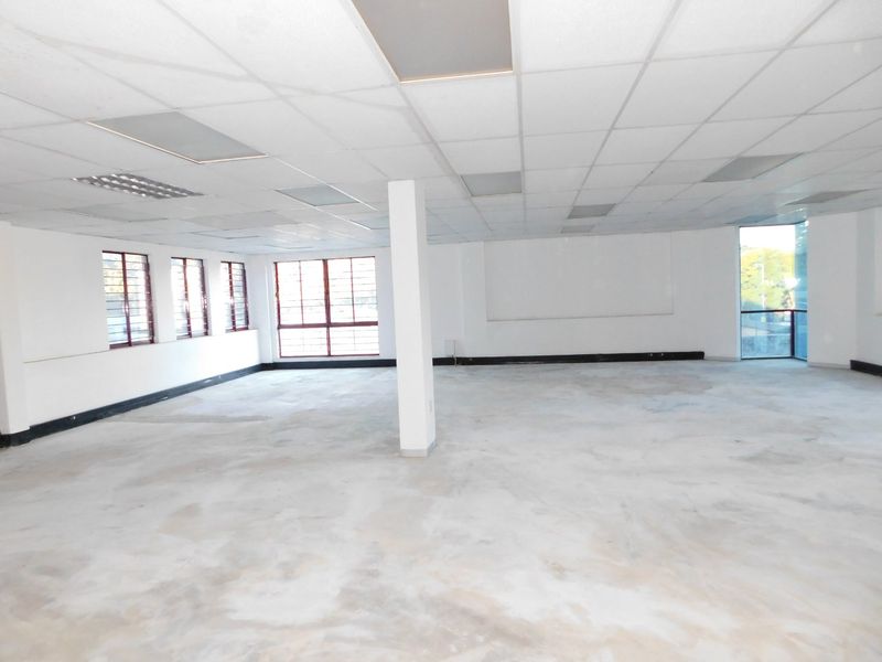 GROUND FLOOR OFFICES WITH QUICK ACCESS TO REPUBLIC ROAD. - Photo 9