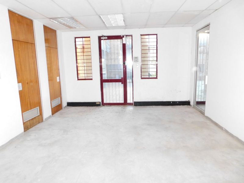 GROUND FLOOR OFFICES WITH QUICK ACCESS TO REPUBLIC ROAD. - Photo 8