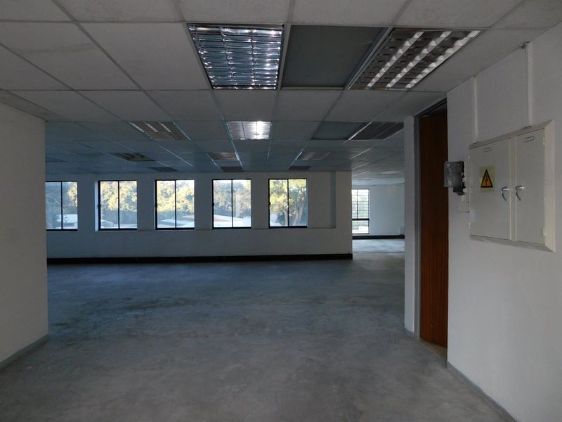 GROUND FLOOR OFFICES WITH QUICK ACCESS TO REPUBLIC ROAD. - Photo 7