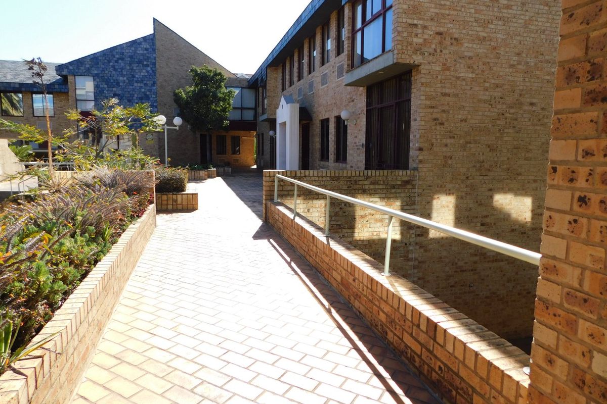 GROUND FLOOR OFFICES WITH QUICK ACCESS TO REPUBLIC ROAD. - Photo 3