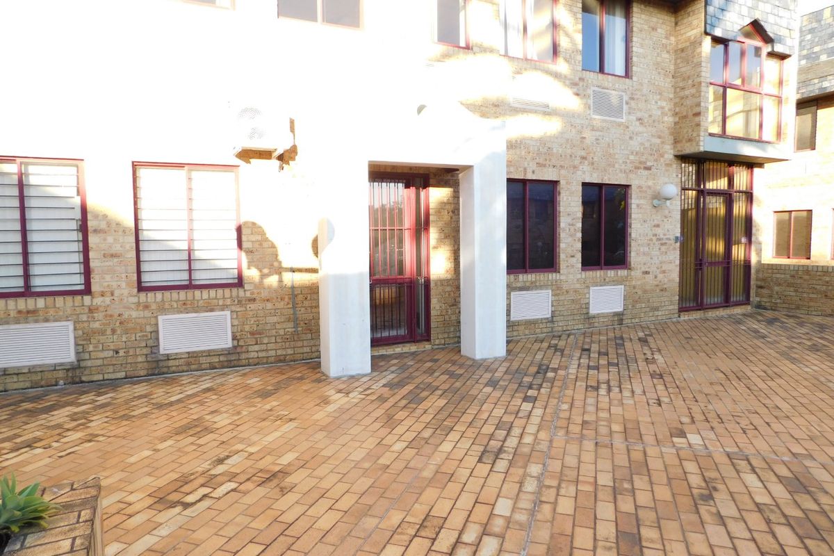 GROUND FLOOR OFFICES WITH QUICK ACCESS TO REPUBLIC ROAD. - Photo 4