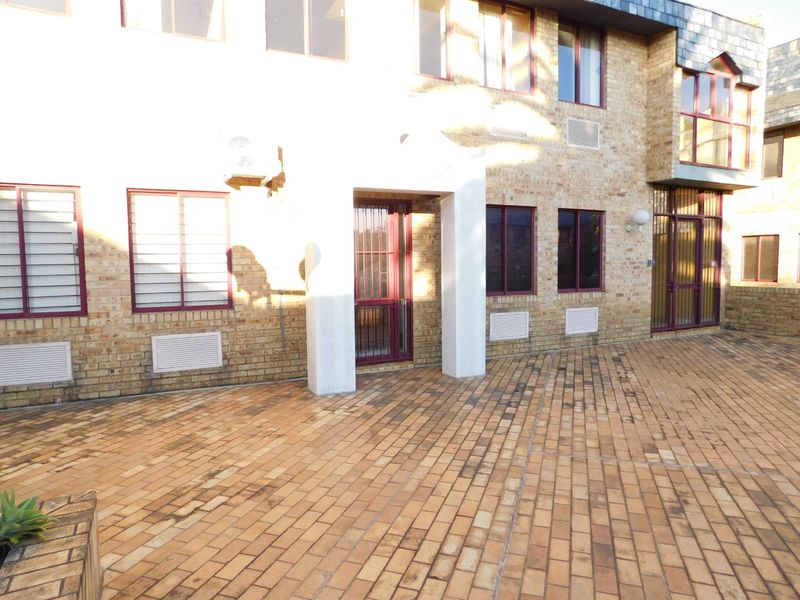 GROUND FLOOR OFFICES WITH QUICK ACCESS TO REPUBLIC ROAD. - Photo 4