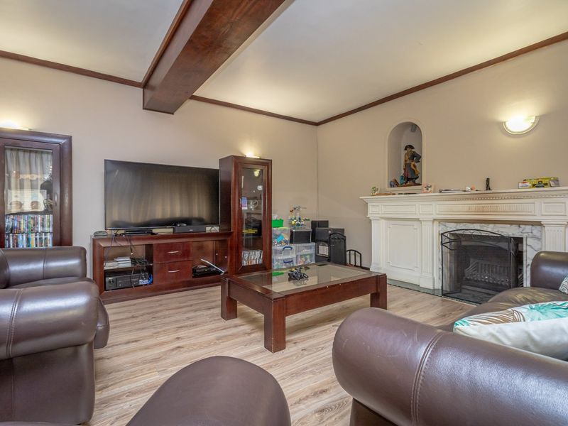 Stunning, spacious and immaculate family home in suburban area - Photo 9