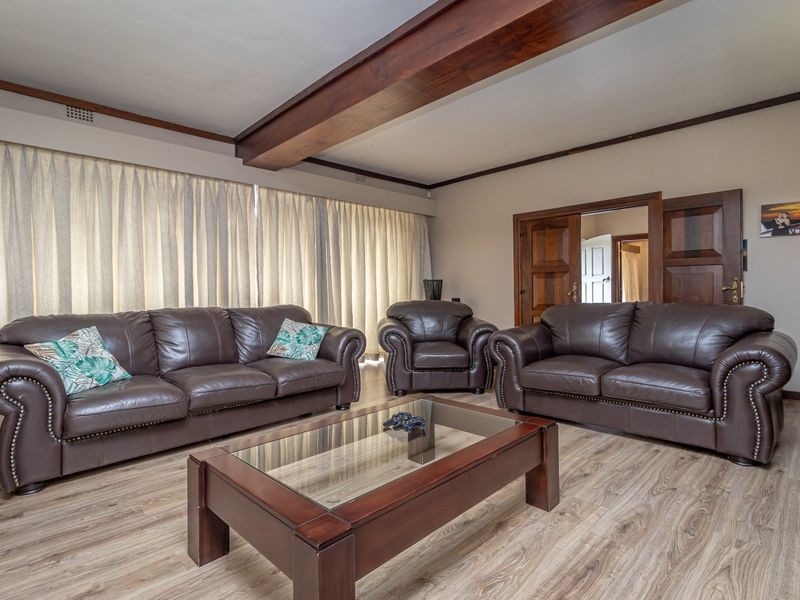 Stunning, spacious and immaculate family home in suburban area - Photo 8