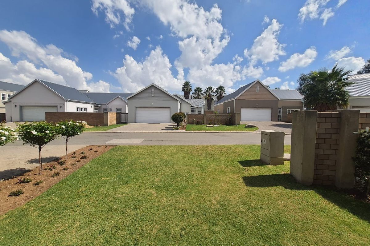 Ultra Modern and Very Sleek House Up For Sale In The Secure Estate Of Riverspray - Photo 2