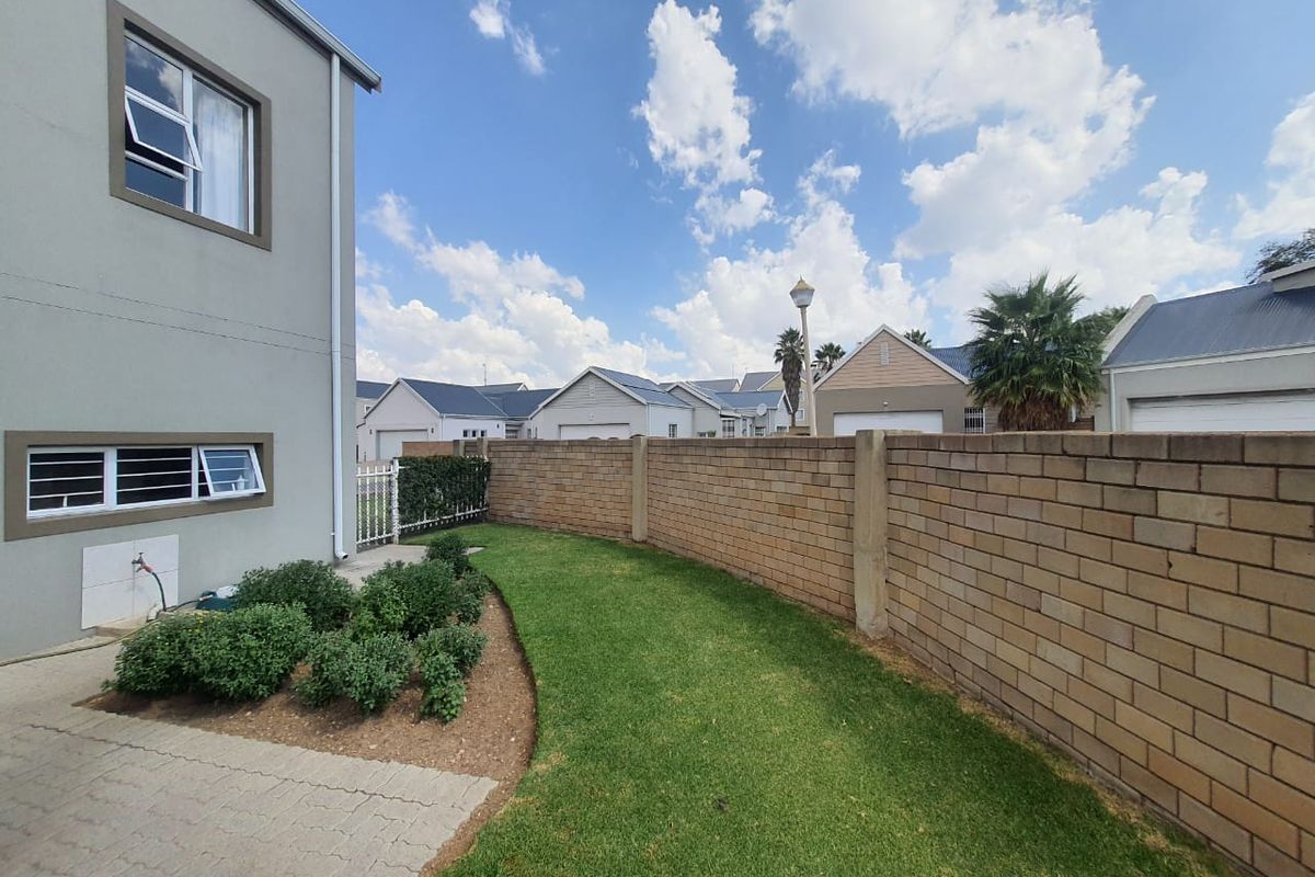 Ultra Modern and Very Sleek House Up For Sale In The Secure Estate Of Riverspray - Photo 3