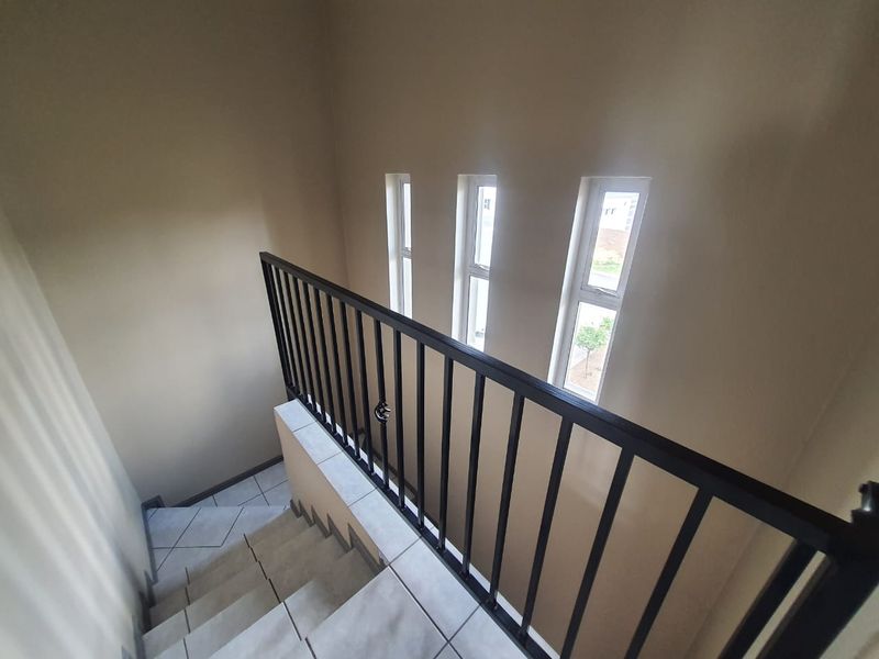 Ultra Modern and Very Sleek House Up For Sale In The Secure Estate Of Riverspray - Photo 10