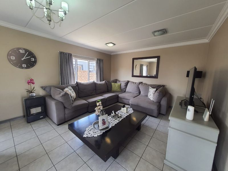 Ultra Modern and Very Sleek House Up For Sale In The Secure Estate Of Riverspray - Photo 9