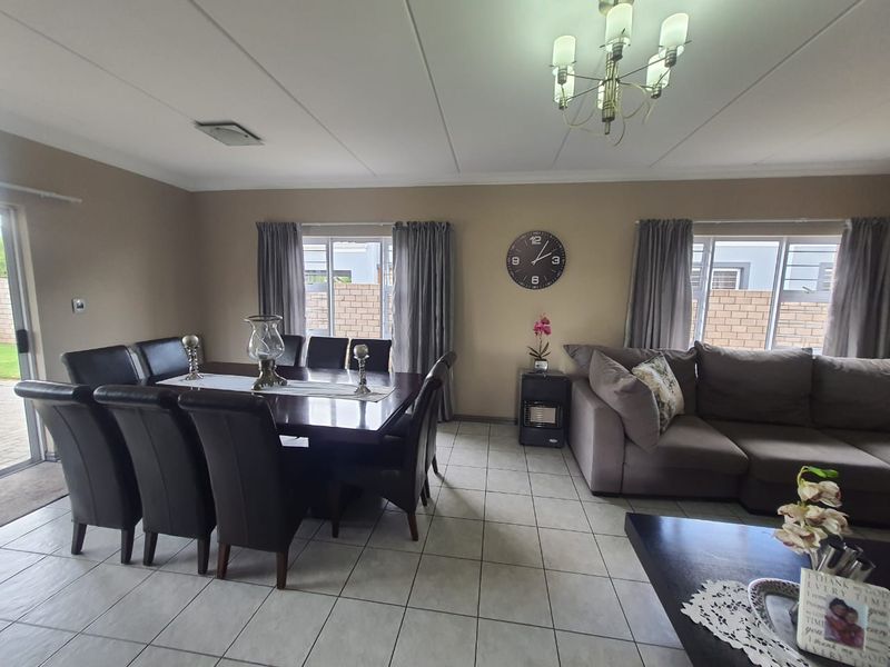 Ultra Modern and Very Sleek House Up For Sale In The Secure Estate Of Riverspray - Photo 8