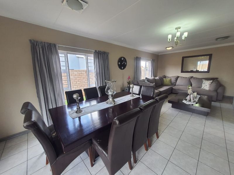 Ultra Modern and Very Sleek House Up For Sale In The Secure Estate Of Riverspray - Photo 7