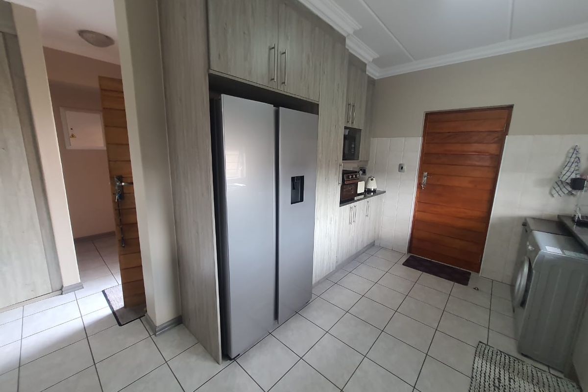 Ultra Modern and Very Sleek House Up For Sale In The Secure Estate Of Riverspray - Photo 5