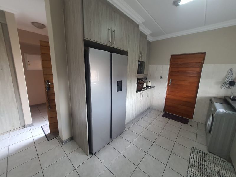 Ultra Modern and Very Sleek House Up For Sale In The Secure Estate Of Riverspray - Photo 5