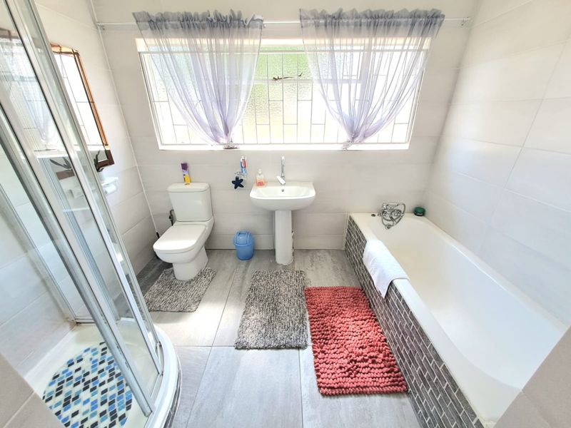 NEAT AND BEAUTIFUL FAMILY HOME NOW FOR SALE IN ARCONPARK - Photo 2