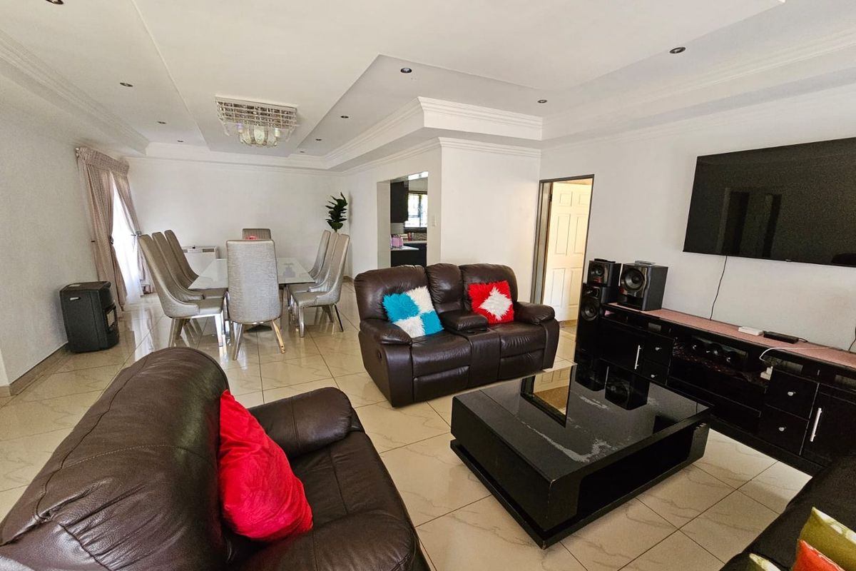 Stunning newly build house for sale in Vaalpark - Photo 2