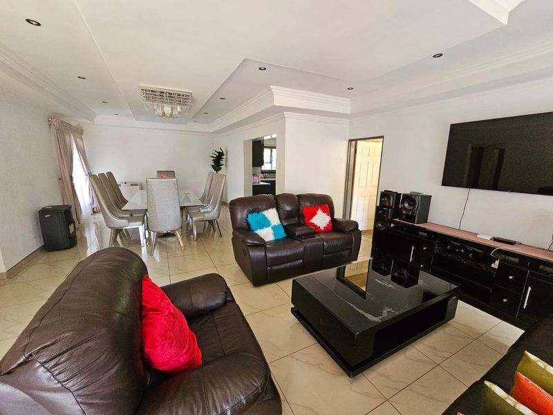 Stunning newly build house for sale in Vaalpark - Photo 2