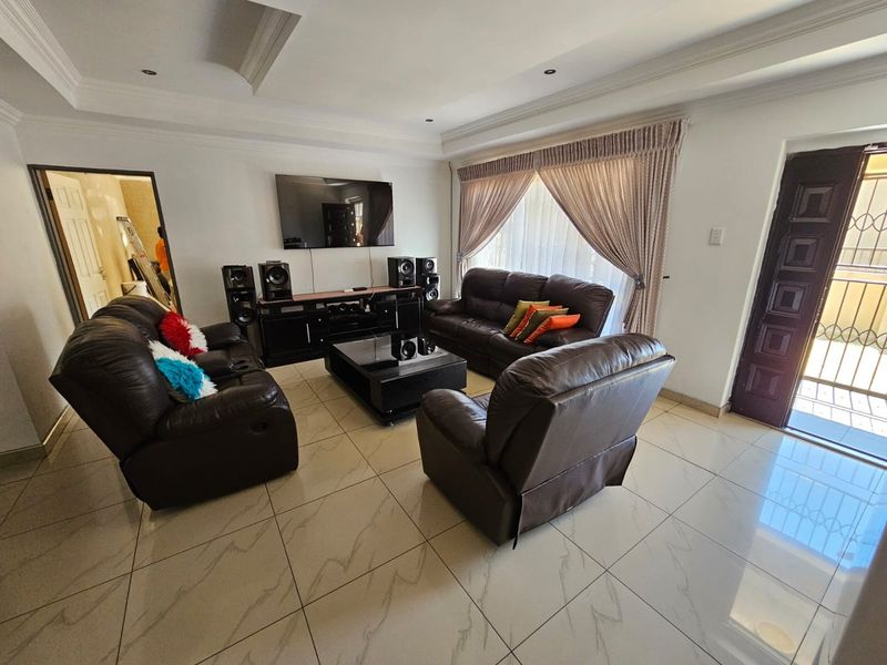 Stunning newly build house for sale in Vaalpark - Photo 7