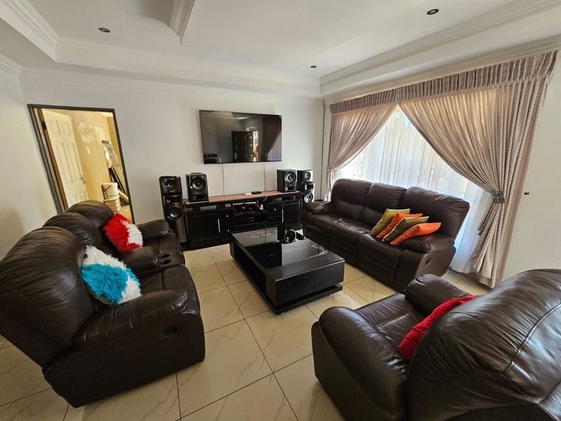 Stunning newly build house for sale in Vaalpark - Photo 4