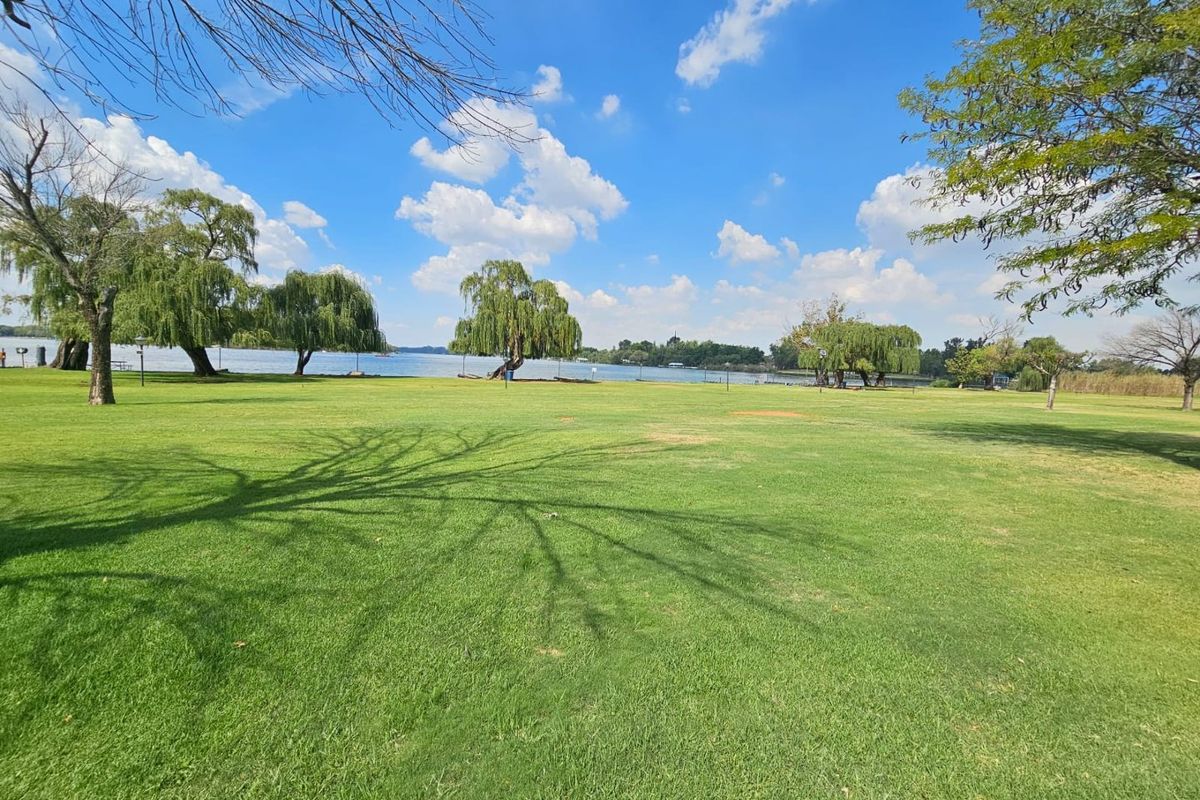 *Luxurious Riverfront Estate Home with Boathouse* - Photo 4