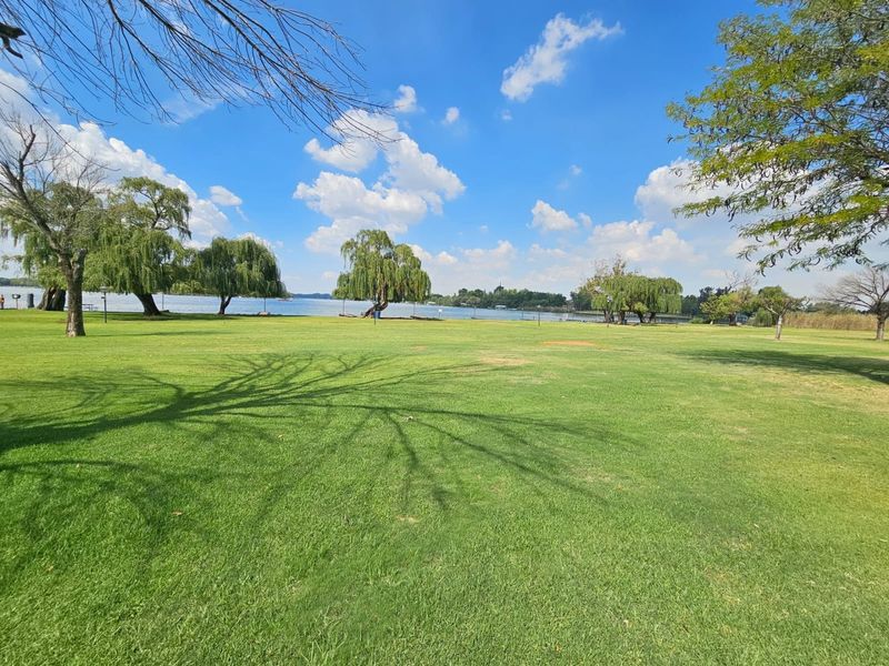 *Luxurious Riverfront Estate Home with Boathouse* - Photo 4