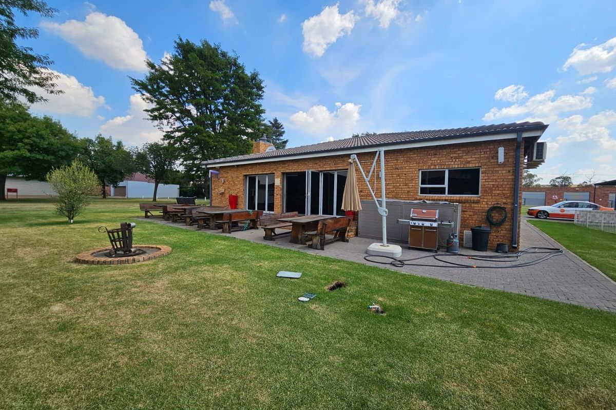 *Luxurious Riverfront Estate Home with Boathouse* - Photo 5