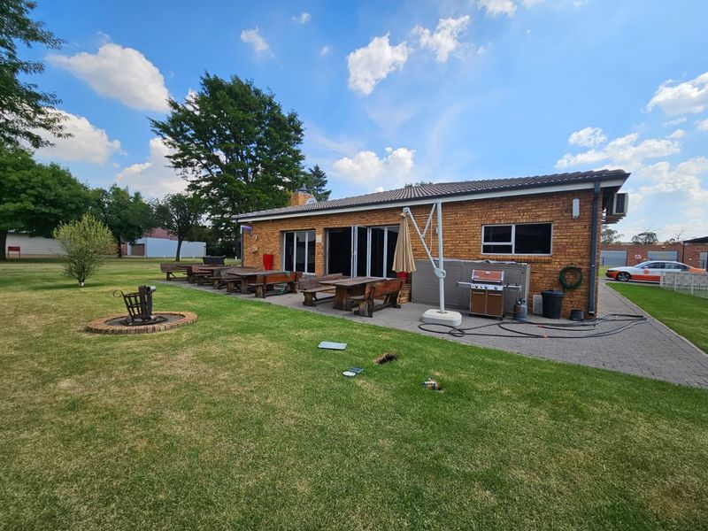 *Luxurious Riverfront Estate Home with Boathouse* - Photo 5