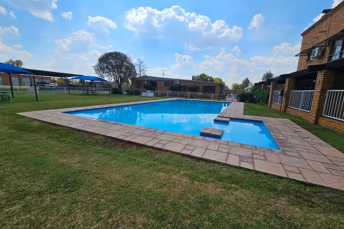 *Luxurious Riverfront Estate Home with Boathouse* - Photo 2