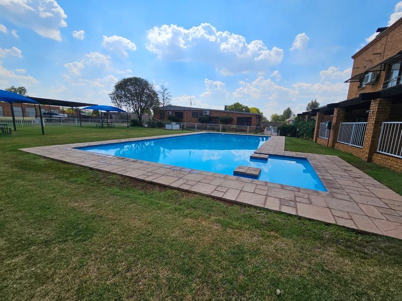 *Luxurious Riverfront Estate Home with Boathouse* - Photo 2