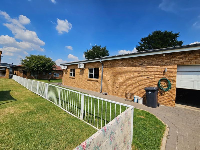 *Luxurious Riverfront Estate Home with Boathouse* - Photo 9