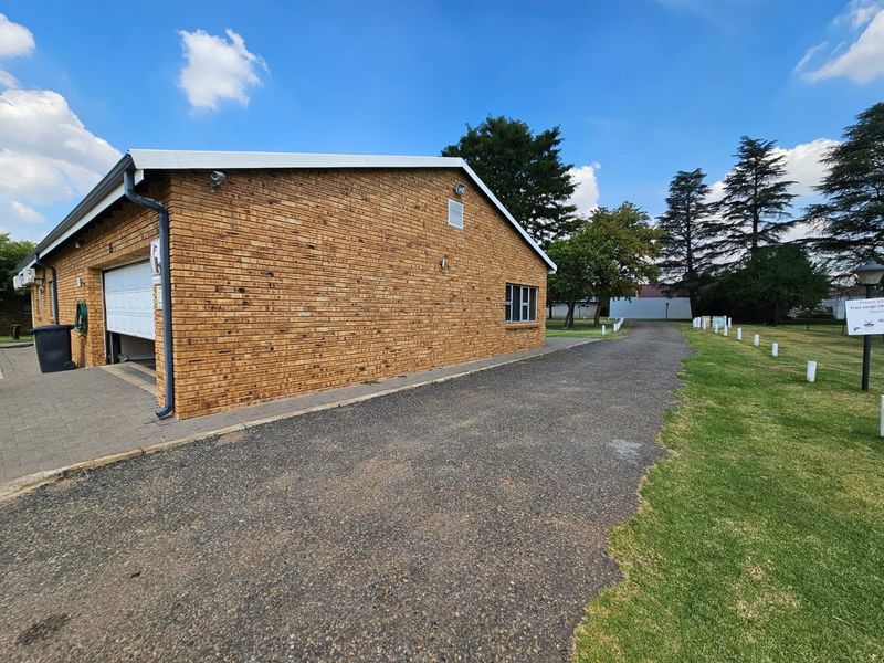 *Luxurious Riverfront Estate Home with Boathouse* - Photo 7