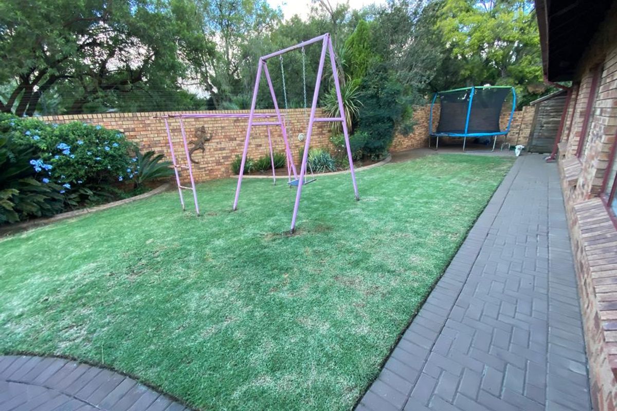 Stunning full title townhouse with ample yard space, - Photo 4