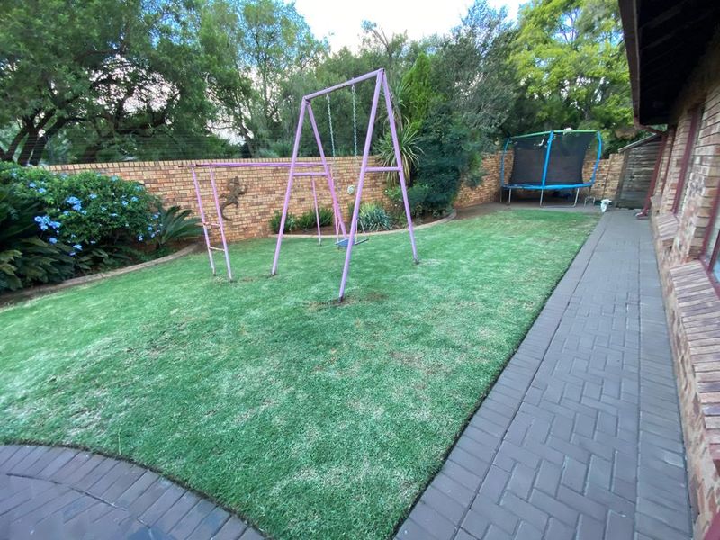 Stunning full title townhouse with ample yard space, - Photo 4