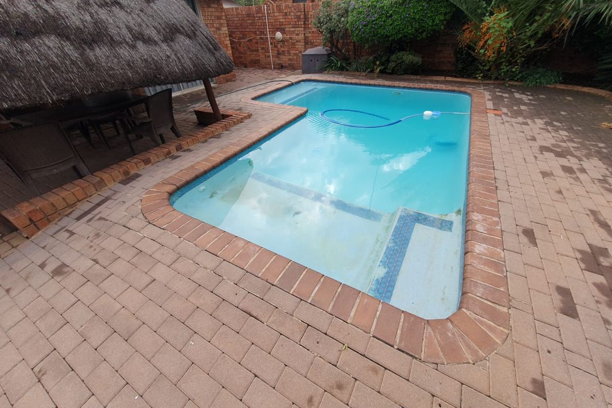 Stunning full title townhouse with ample yard space, - Photo 2