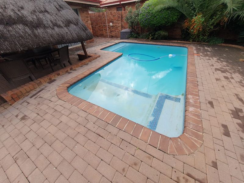 Stunning full title townhouse with ample yard space, - Photo 2