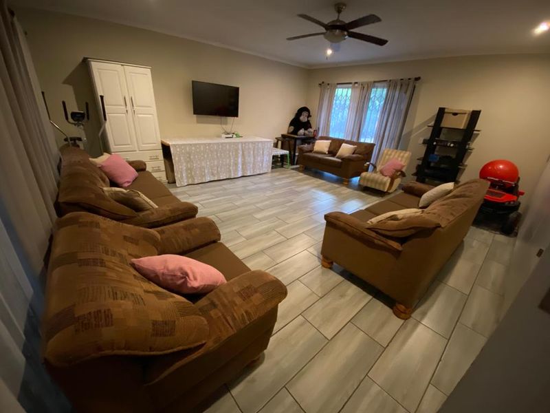 Stunning full title townhouse with ample yard space, - Photo 10