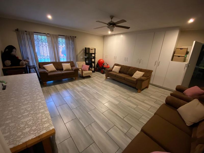 Stunning full title townhouse with ample yard space, - Photo 9