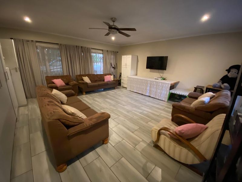 Stunning full title townhouse with ample yard space, - Photo 8