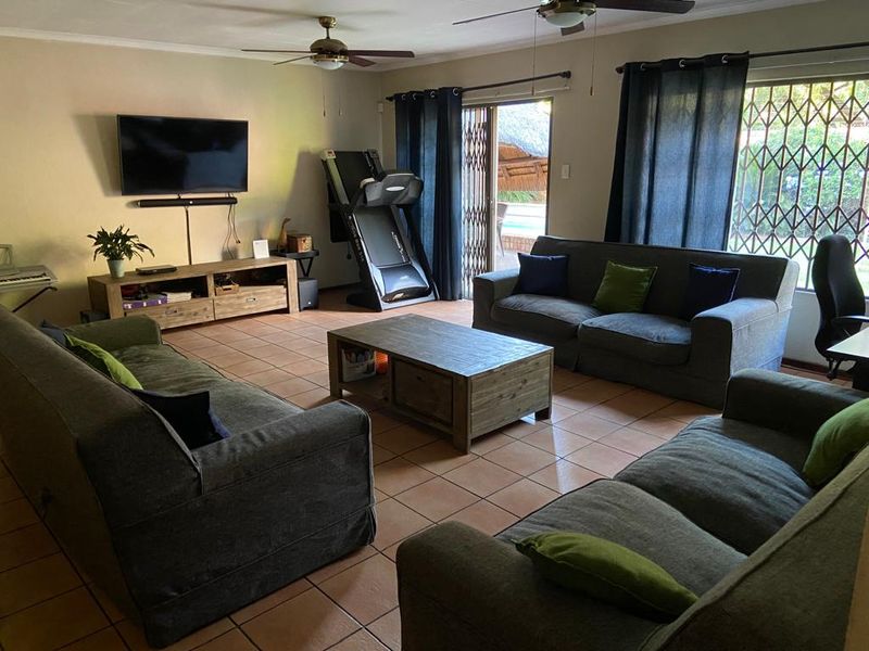 Stunning full title townhouse with ample yard space, - Photo 7