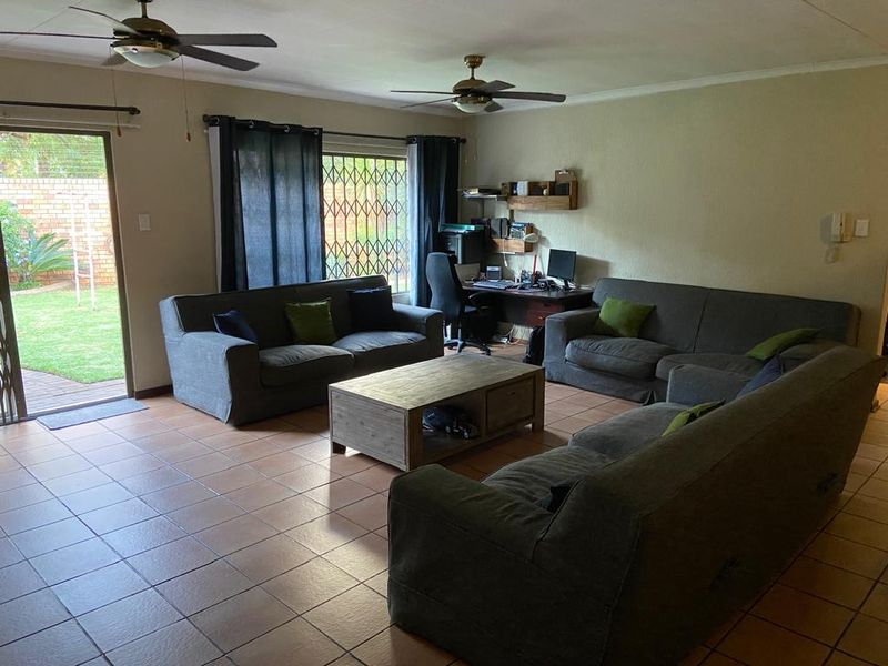 Stunning full title townhouse with ample yard space, - Photo 6