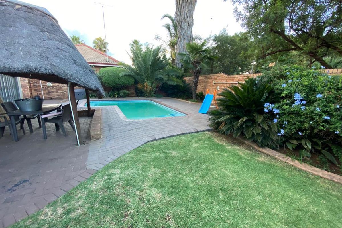 Stunning full title townhouse with ample yard space, - Photo 3