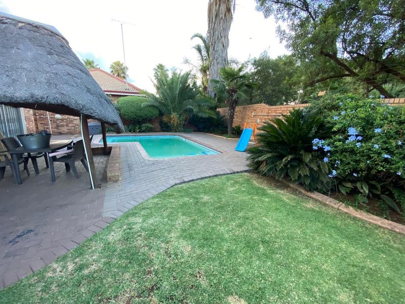 Stunning full title townhouse with ample yard space, - Photo 3