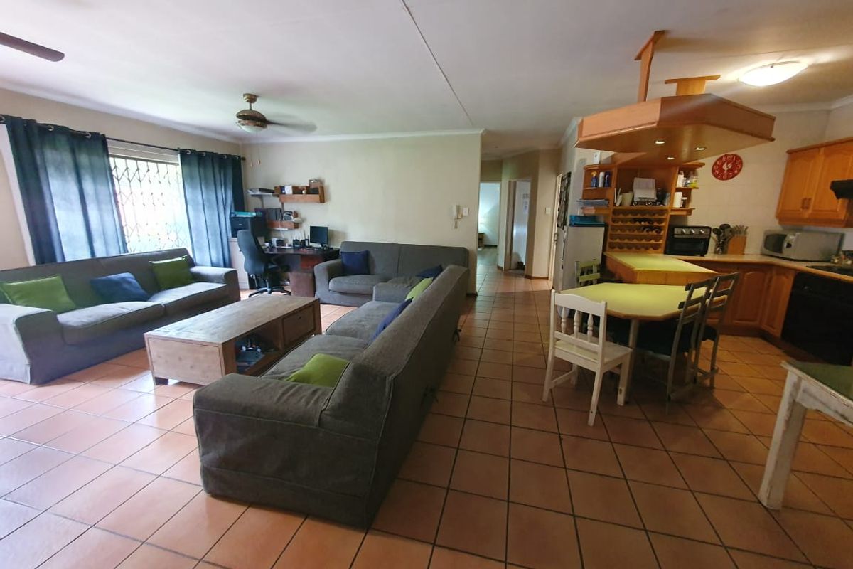 Stunning full title townhouse with ample yard space, - Photo 5