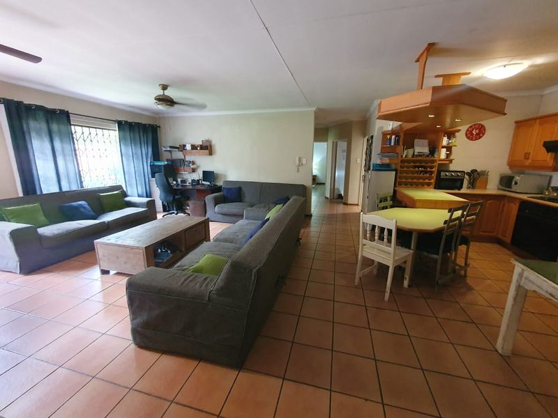 Stunning full title townhouse with ample yard space, - Photo 5