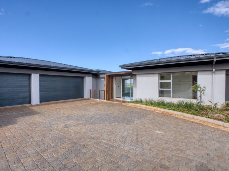 Magnificent 4 Bedroom Home in Zimbali Lakes - Photo 2