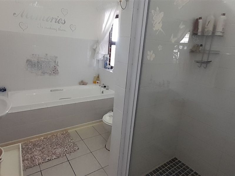 Beautifull 3 Bedroom house with a flat and stunnig seaviews! - Photo 10