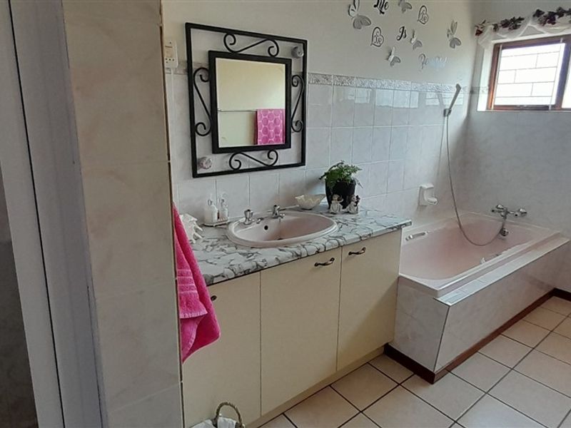 Beautifull 3 Bedroom house with a flat and stunnig seaviews! - Photo 8