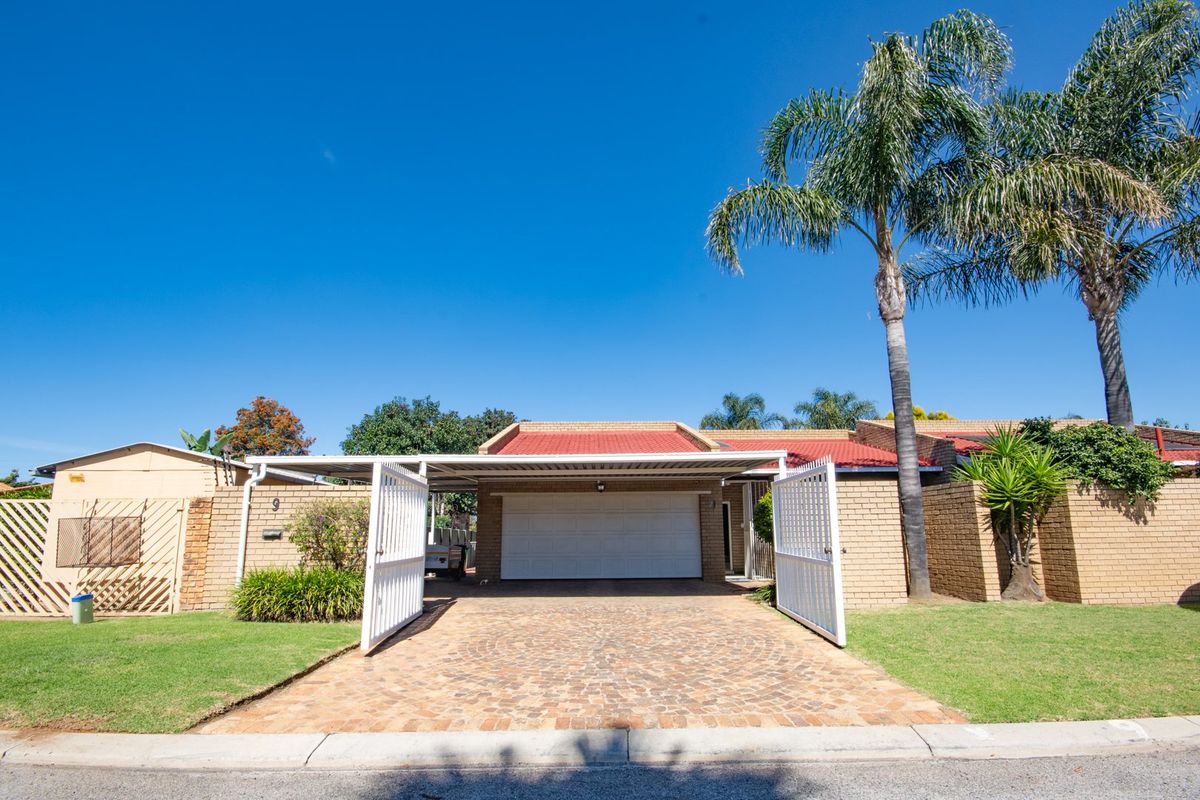 Spacious 5-Bedroom Family Home with Modern Amenities and Prime Location in Sunward Village - Photo 4