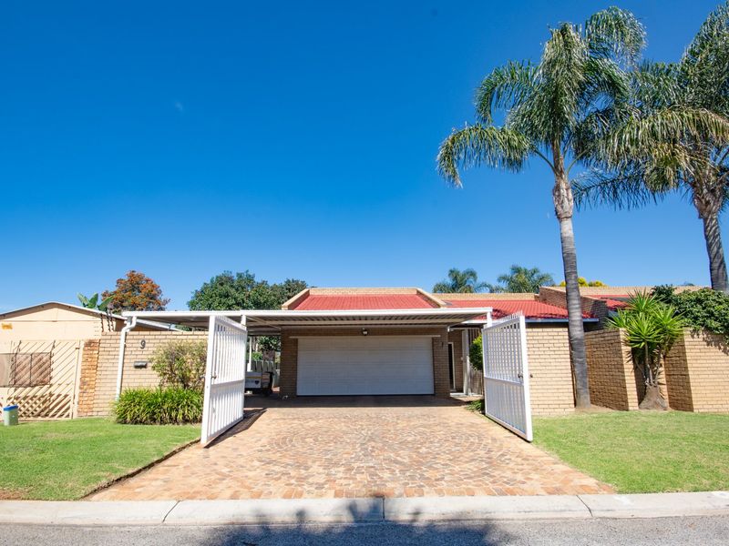 Spacious 5-Bedroom Family Home with Modern Amenities and Prime Location in Sunward Village - Photo 4
