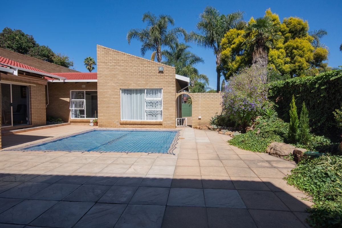 Spacious 5-Bedroom Family Home with Modern Amenities and Prime Location in Sunward Village - Photo 2